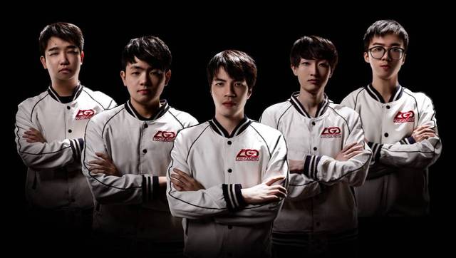 他在谈话时 他在谈话时